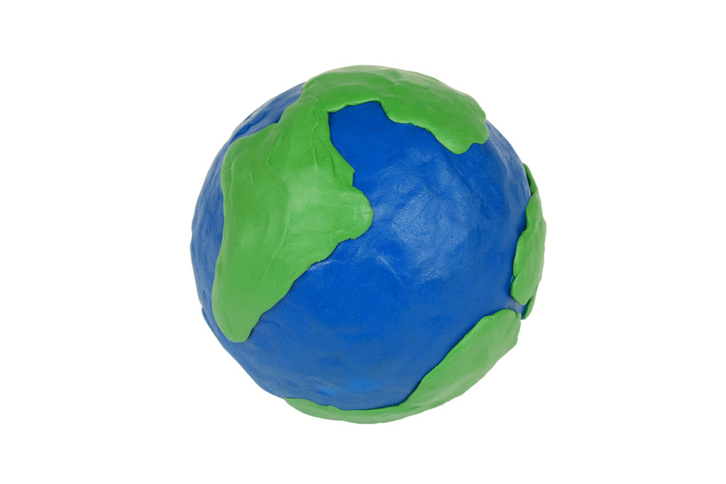 Модель земного шара, сделанная из глины, на белом фоне
 - Фото, изображение