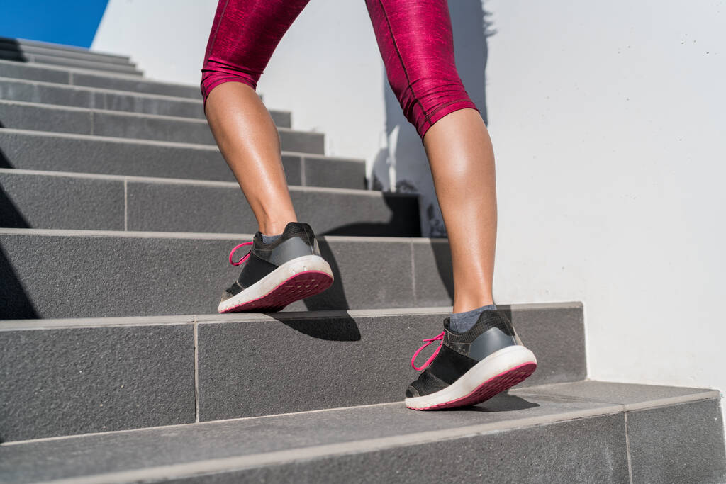 Running παπούτσια δρομέας γυναίκα περπάτημα μέχρι τις σκάλες - Φωτογραφία, εικόνα