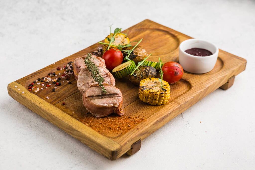 ресторанное блюдо с мясным и овощным гарниром - Фото, изображение