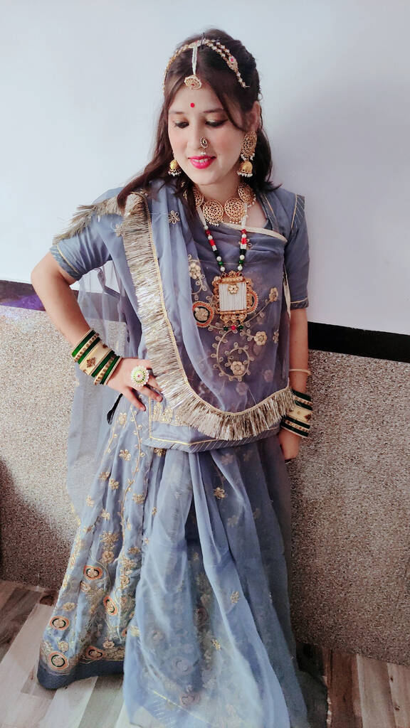 Een mooie jonge Indiase vrouw in een traditionele sari jurk en poseren - Foto, afbeelding