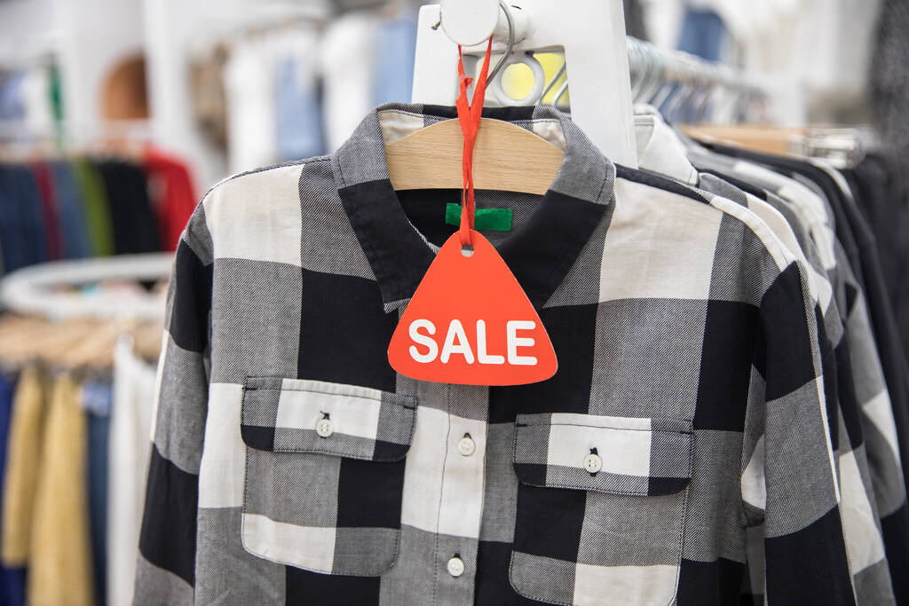 πινακίδα πώλησης με ρούχα σε sho - Φωτογραφία, εικόνα