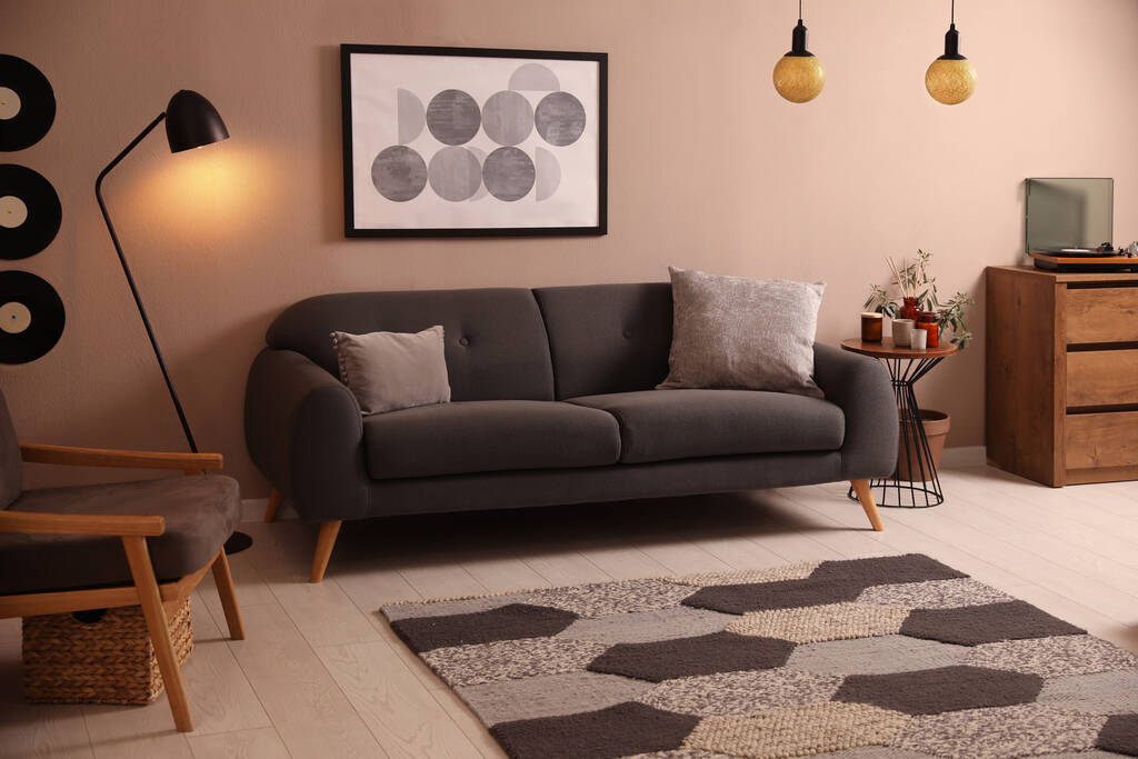Elegante soggiorno interno con comodo divano scuro - Foto, immagini