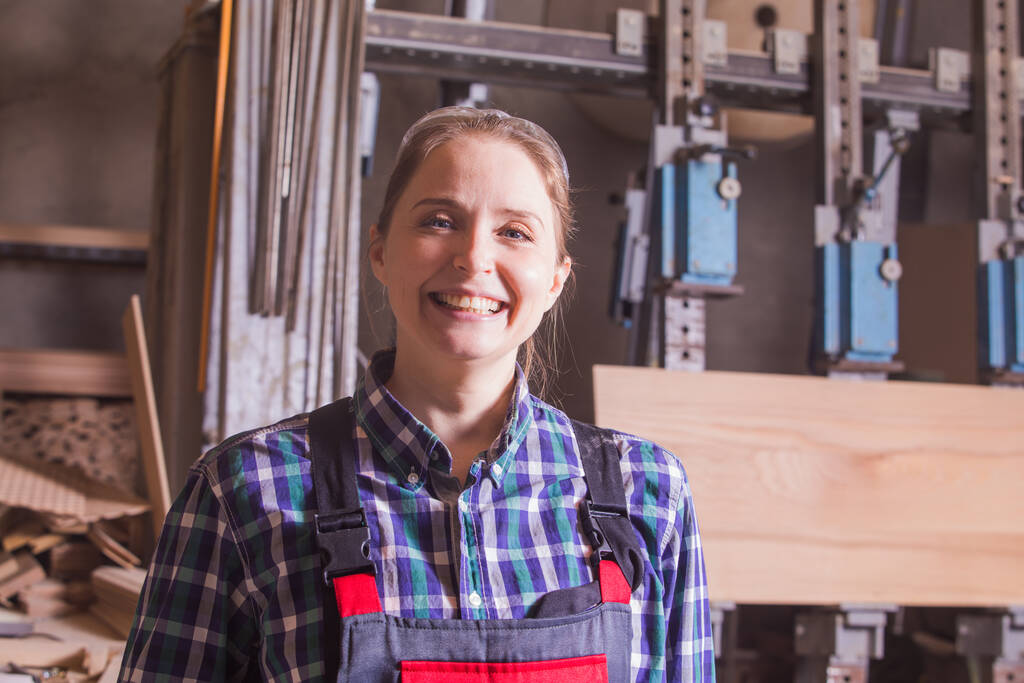 Γυναίκα με αυτοπεποίθηση μηχανικός σε ξυλουργική μονάδα εσωτερικού χώρου - Φωτογραφία, εικόνα