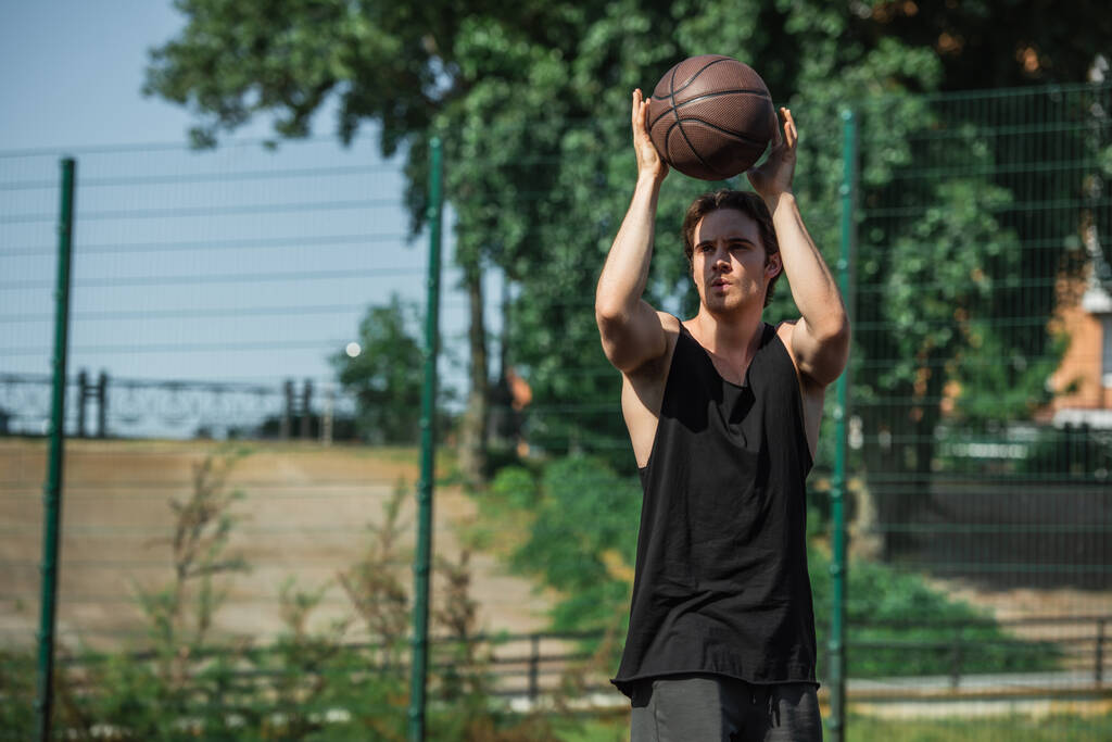 Brünette Basketballspielerin mit Ball im Freien  - Foto, Bild
