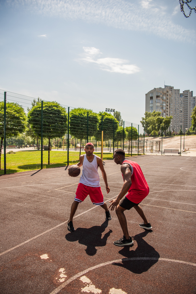 Sahada basketbol oynayan Afrikalı Amerikalı sporcular  - Fotoğraf, Görsel