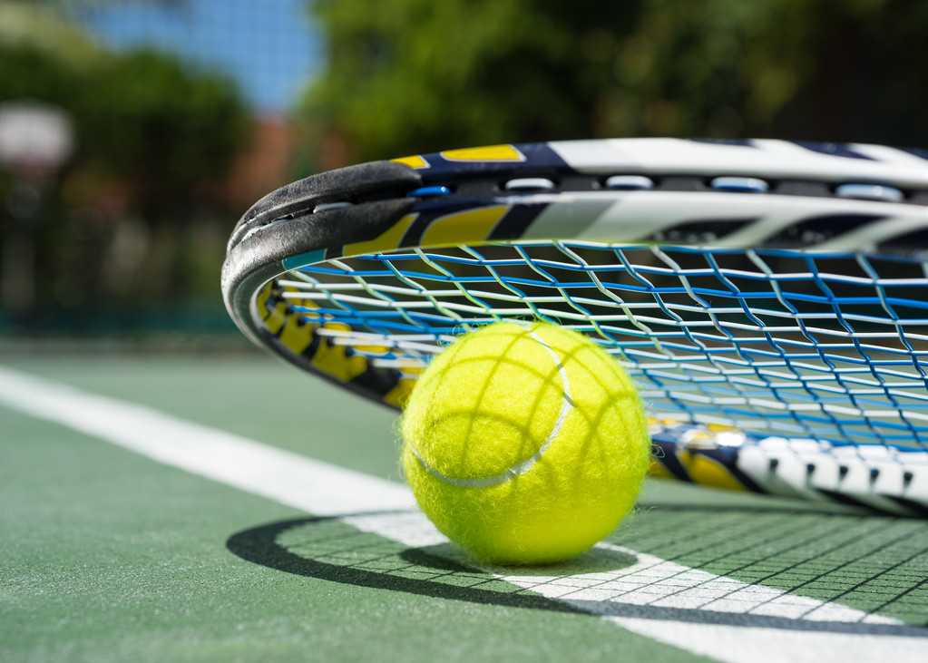 Vista de cerca de la raqueta de tenis y pelotas en la cancha de tenis de barro
 - Foto, imagen
