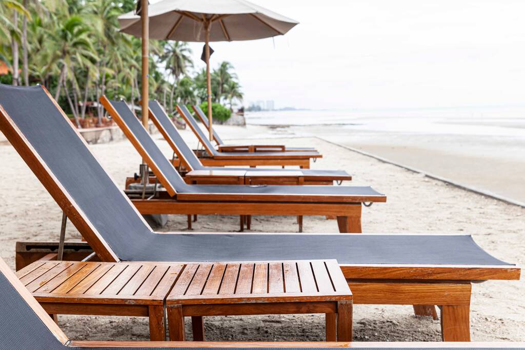 Tumbonas vacías en la playa del hotel en alivio de la epidemia - Foto, Imagen