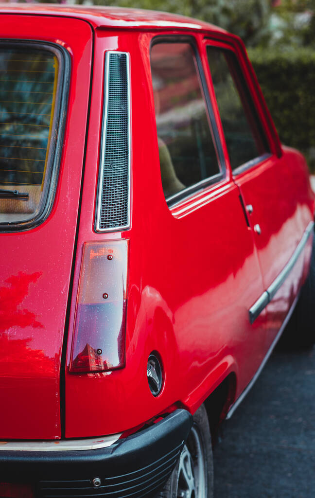 Hátsó nézet Egy piros régi autó fényszórója - Fotó, kép