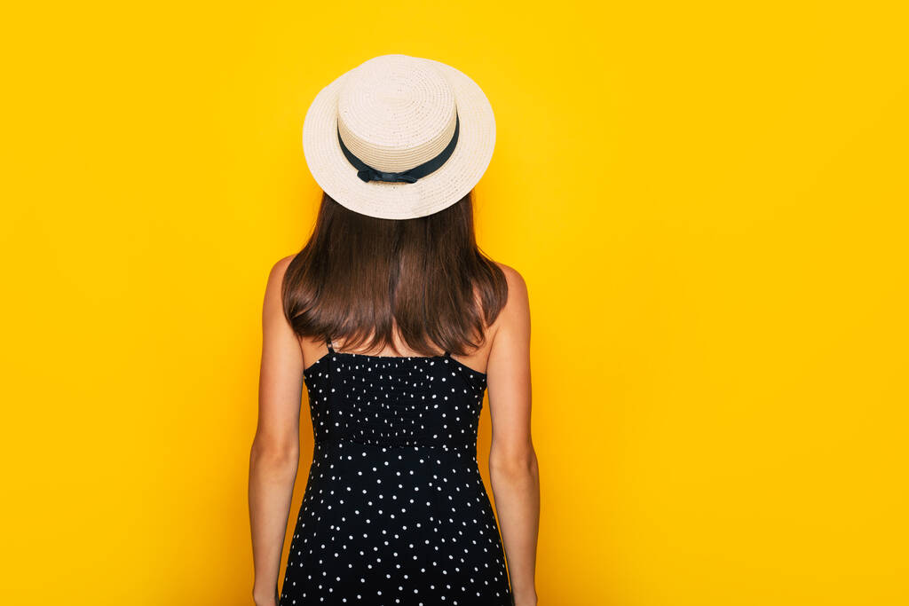 Şapkalı ve siyah yazlık elbiseli genç bir kadının arka plan fotoğrafı. - Fotoğraf, Görsel