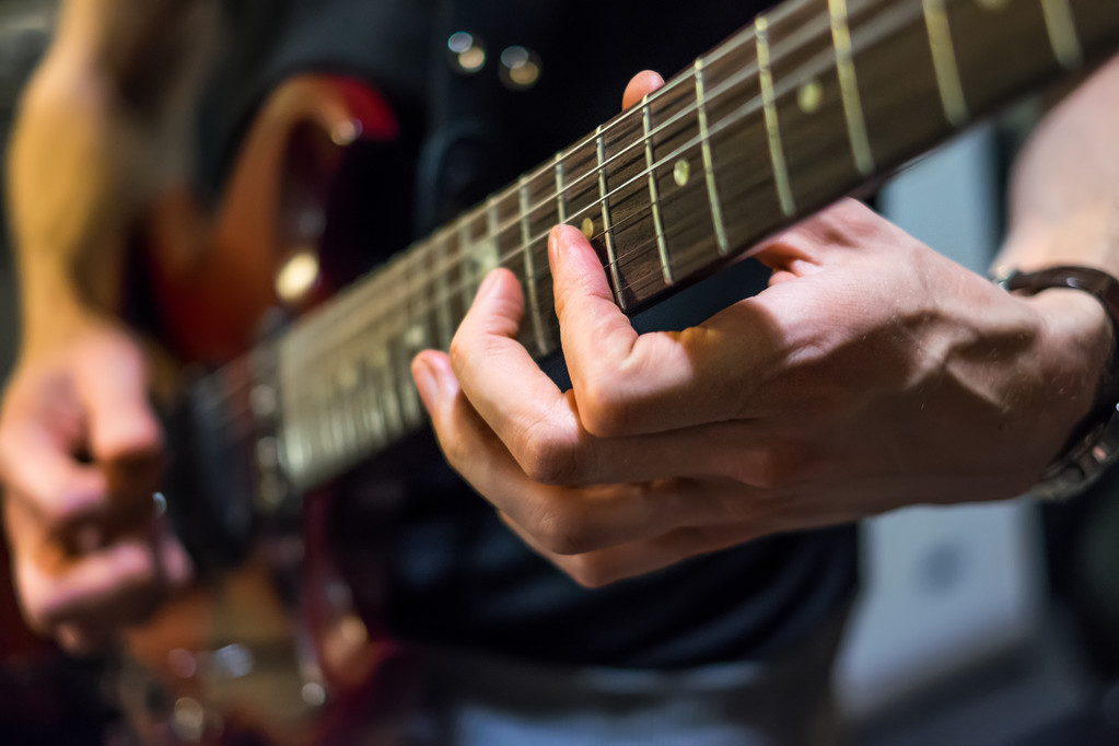 Музикант грає гітару
 - Фото, зображення