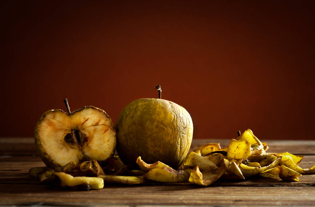 manzanas sobre mesa de madera - Foto, Imagen