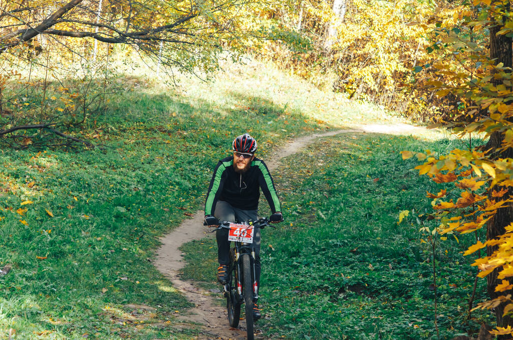 14 de outubro de 2018, Minsk, Belarus.2018 Cruz Olímpica Country Cup XCO em Medvezhino Ciclista na bicicleta ao longo da trilha na bela floresta de outono - Foto, Imagem