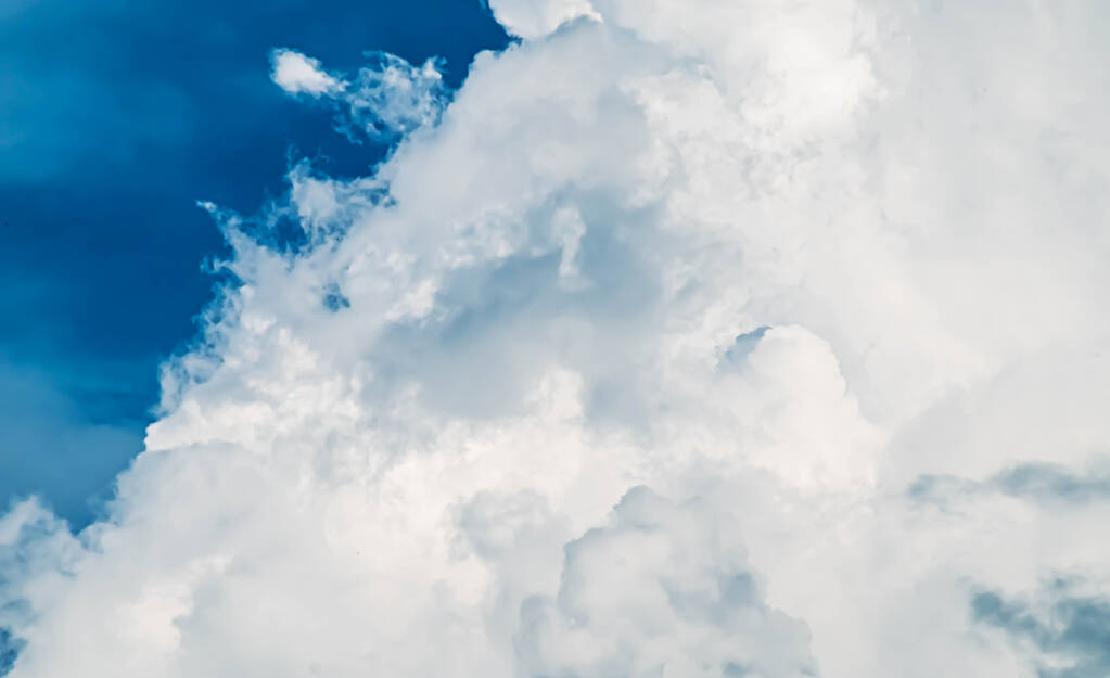 Μαζική Λευκό Σύννεφο πάνω από το μπλε ουρανό φύση cloudscape φόντο αφηρημένη εποχή και τον καιρό - Φωτογραφία, εικόνα