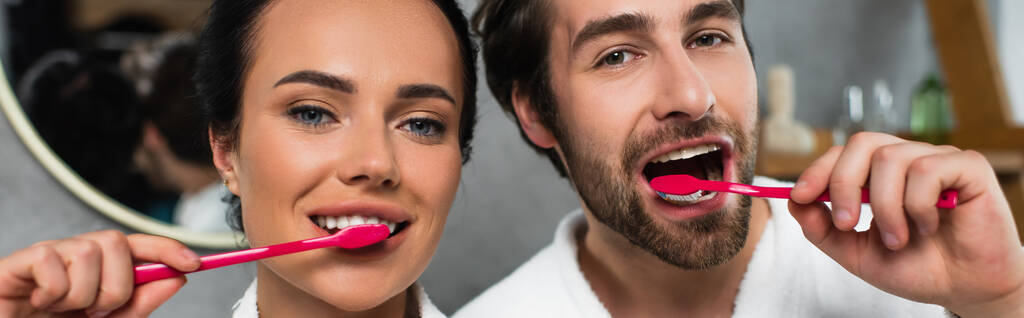 幸せな若いカップルが歯を磨き - 写真・画像