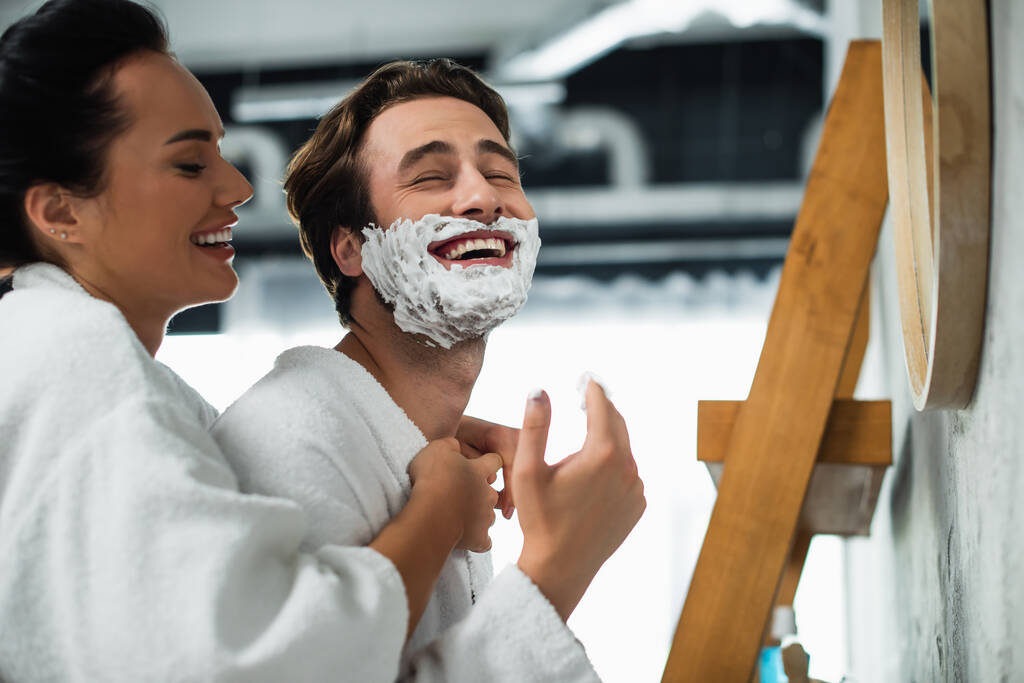šťastná žena objímání přítel s pěnou na holení na obličeji - Fotografie, Obrázek