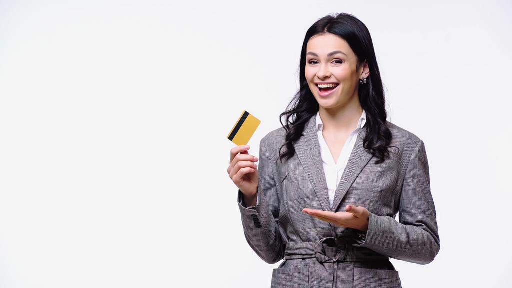 Empresária positiva apontando para cartão de crédito isolado em branco  - Foto, Imagem