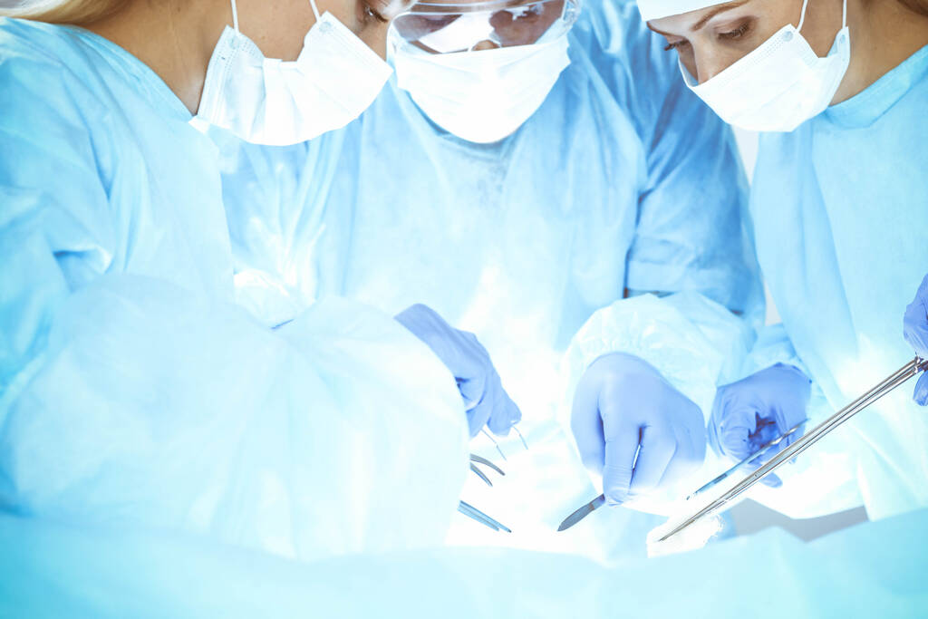 Een groep chirurgen opereert in het ziekenhuis. Gezondheidszorgconcept - Foto, afbeelding