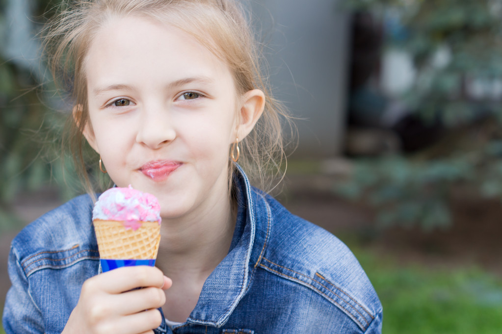 Kaunis nuori tyttö nauttii jäätelöä kartio
 - Valokuva, kuva