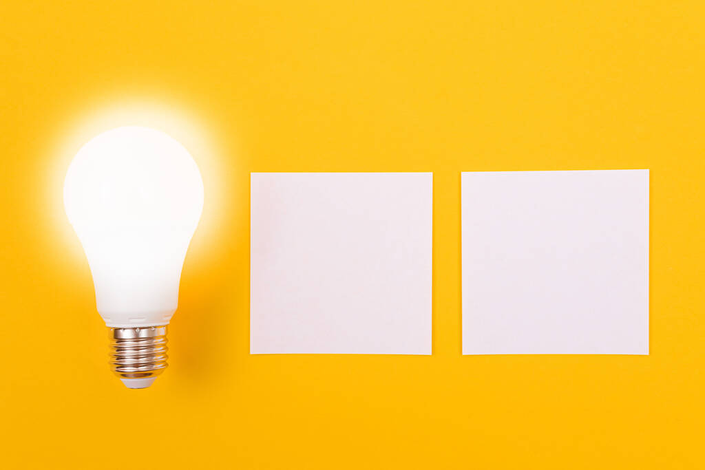 Энергосберегающая лампа с белой запиской - Фото, изображение