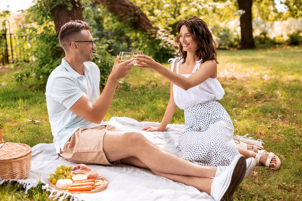 夏の公園でピクニックをしている幸せなカップルは - 写真・画像