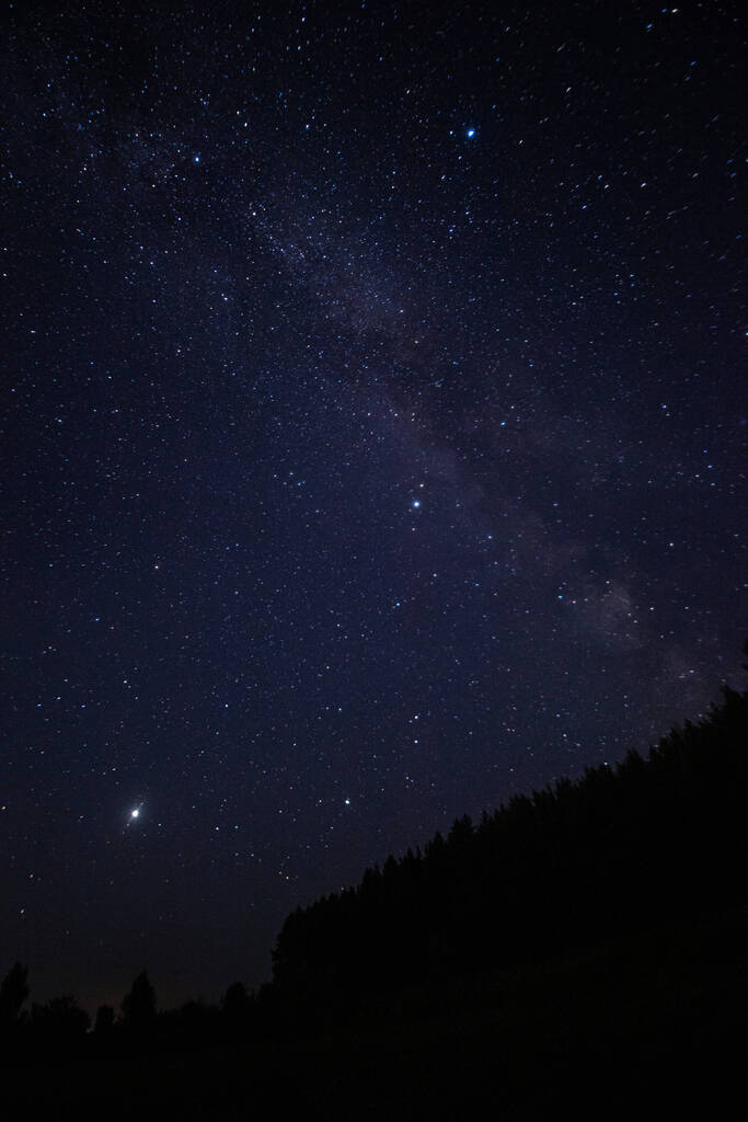cielo nocturno estrellado en una cálida noche de verano - Foto, Imagen