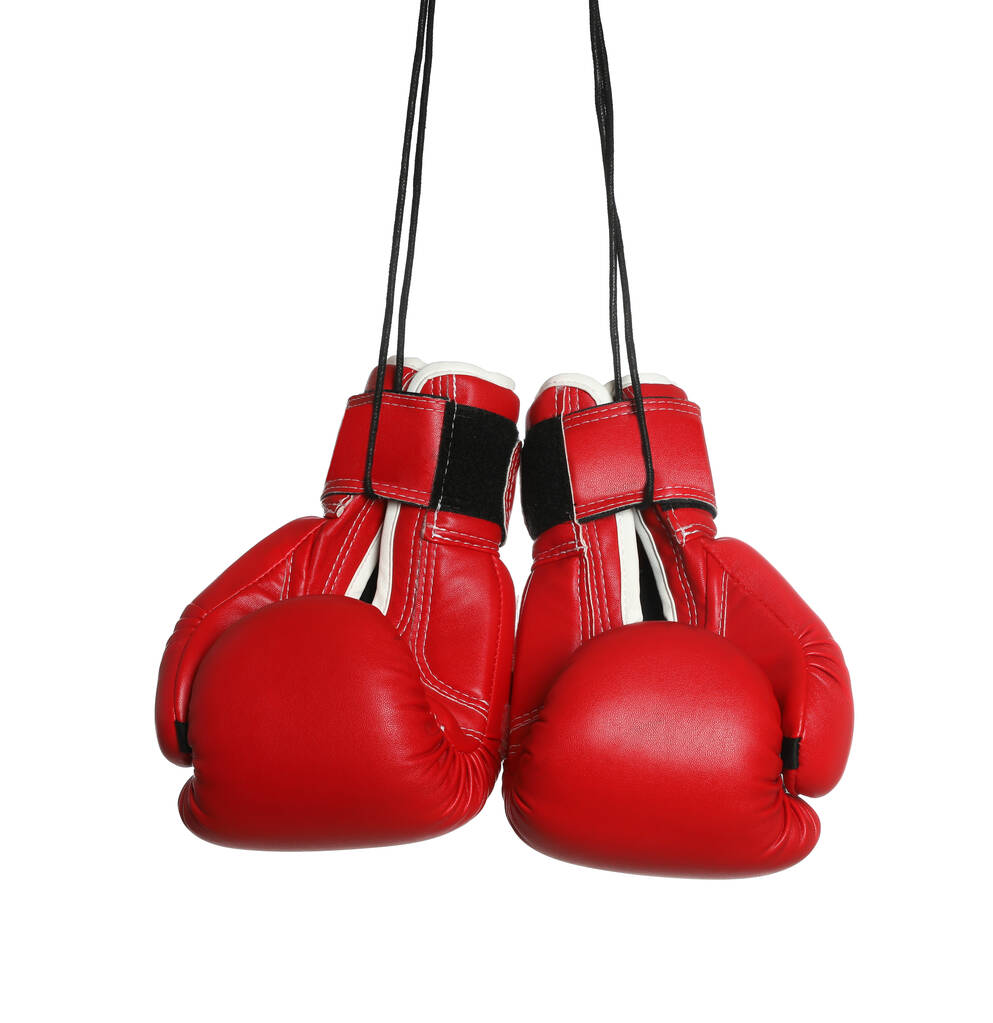 Paar Boxhandschuhe hängen auf weißem Hintergrund - Foto, Bild