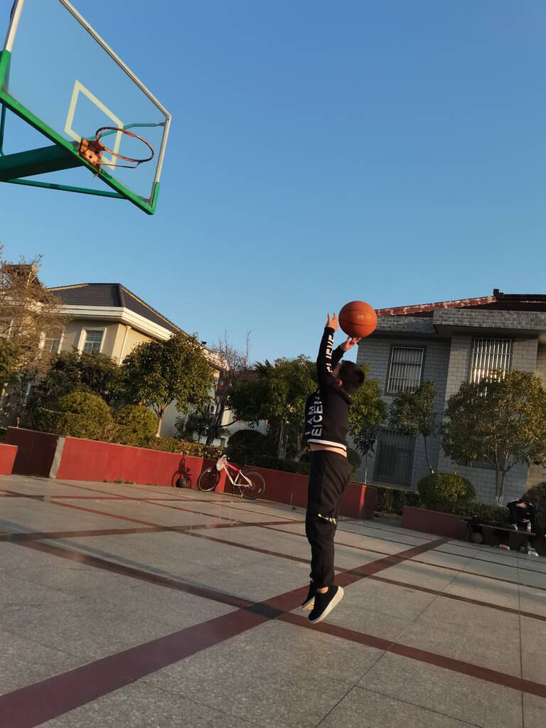 joven con jugador de baloncesto en la calle - Foto, Imagen