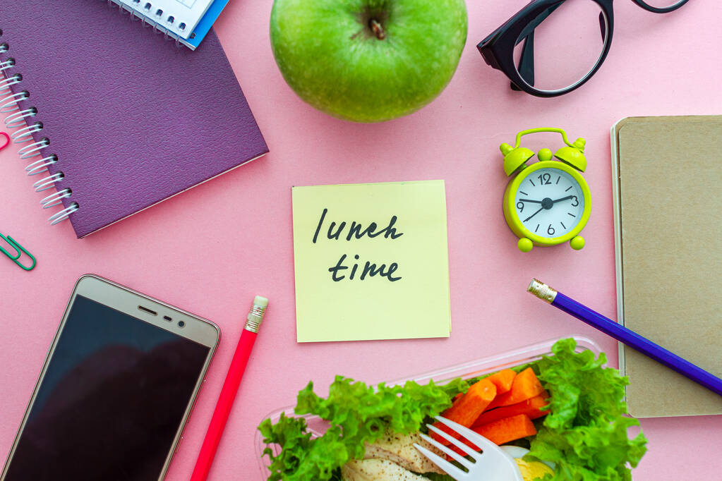 Aliments sains à emporter boîte à lunch sur le lieu de travail pendant la pause. Conteneur alimentaire au travail. Vue du dessus  - Photo, image