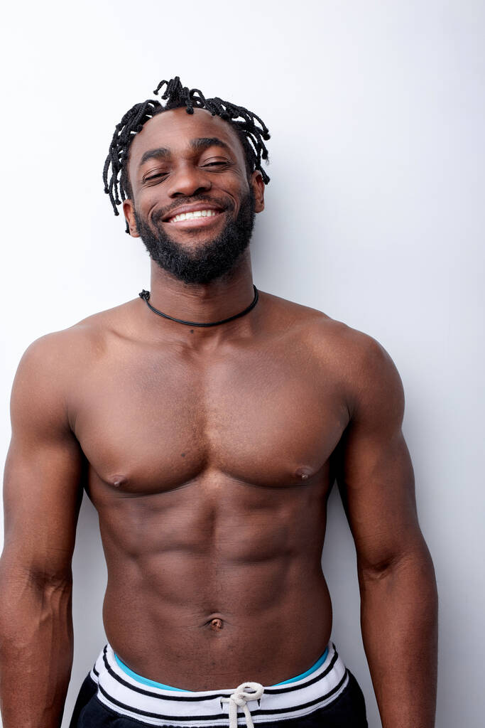 atrakcyjny afro amerykański bez koszulki facet cieszyć się wiosna wolny czas weekend odizolowany - Zdjęcie, obraz