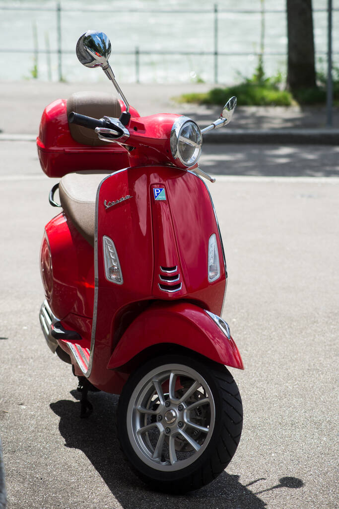 Bâle - Suisse - 6 août 2021 - Vue de face du scooter vespa rouge stationné dans la rue - Photo, image
