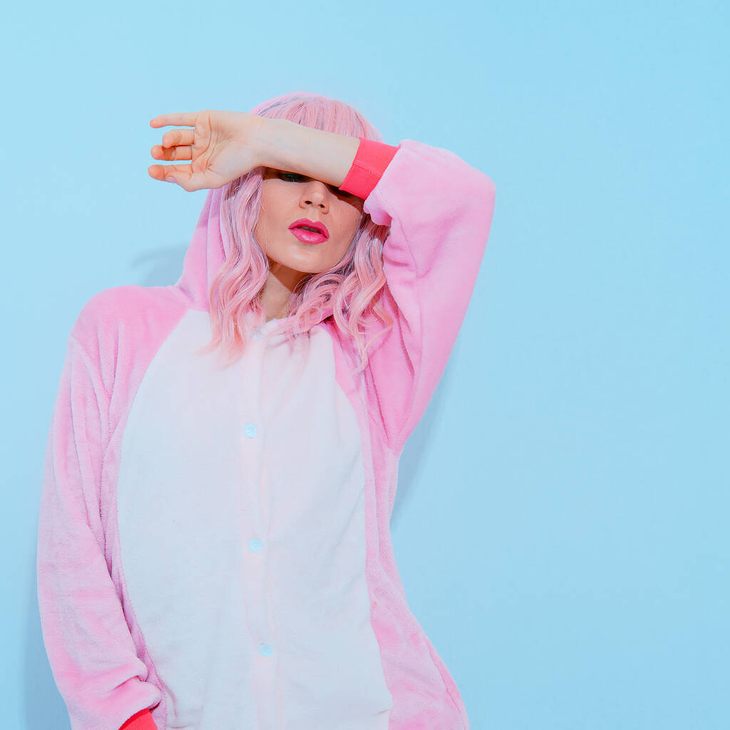 Rózsaszín Pizsamás Bulis Lány. Haza Pihenj divat stílusban. A Kigurumi üzlet koncepciója - Fotó, kép