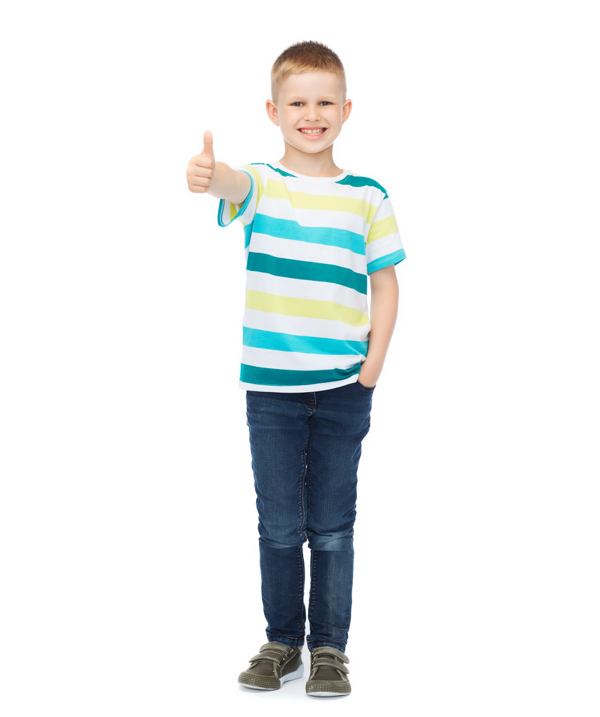 niño pequeño con ropa casual mostrando los pulgares hacia arriba
 - Foto, Imagen