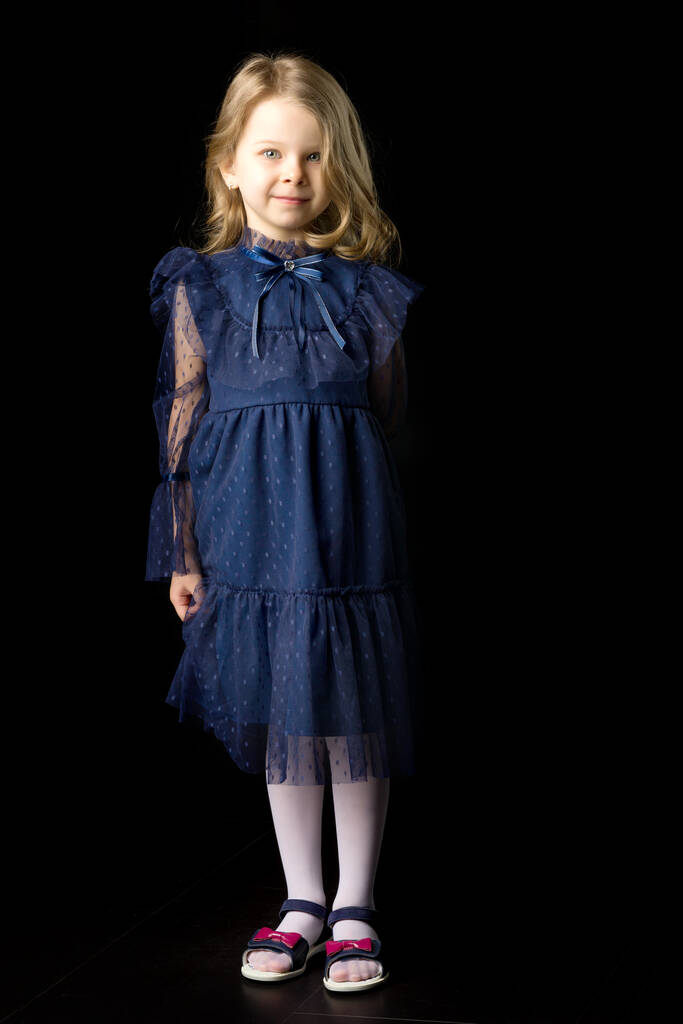 Χαριτωμένο χαριτωμένο κοριτσάκι με κομψό μπλε φόρεμα - Φωτογραφία, εικόνα