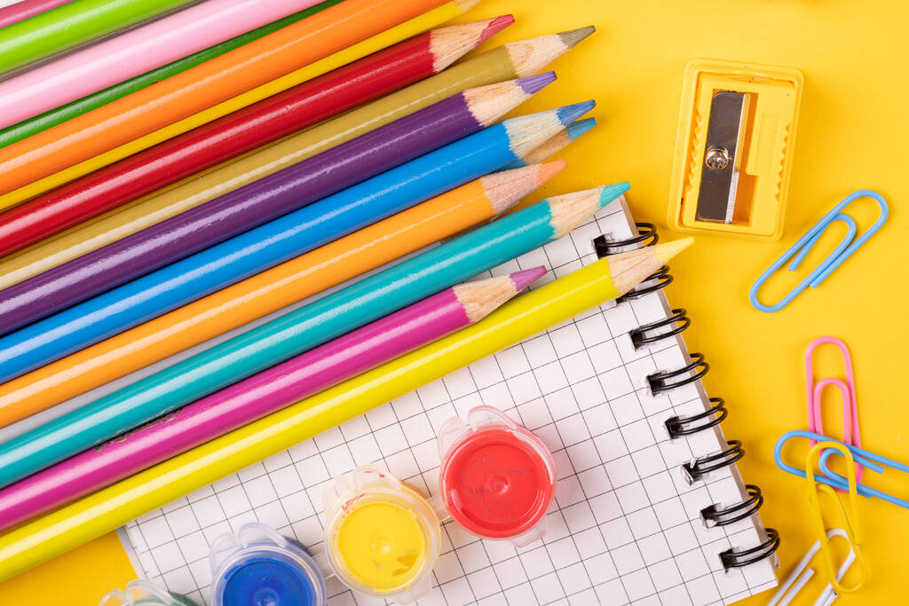 School supplies on a color background. - Foto, afbeelding