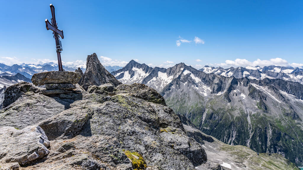 Gipfelkreuz aus Metall auf dem Berg - Foto, Bild