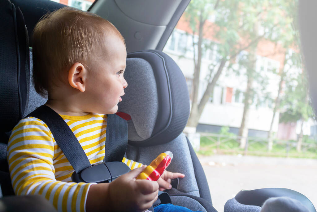Bebê feliz sentado no assento do carro, jogando.  - Foto, Imagem