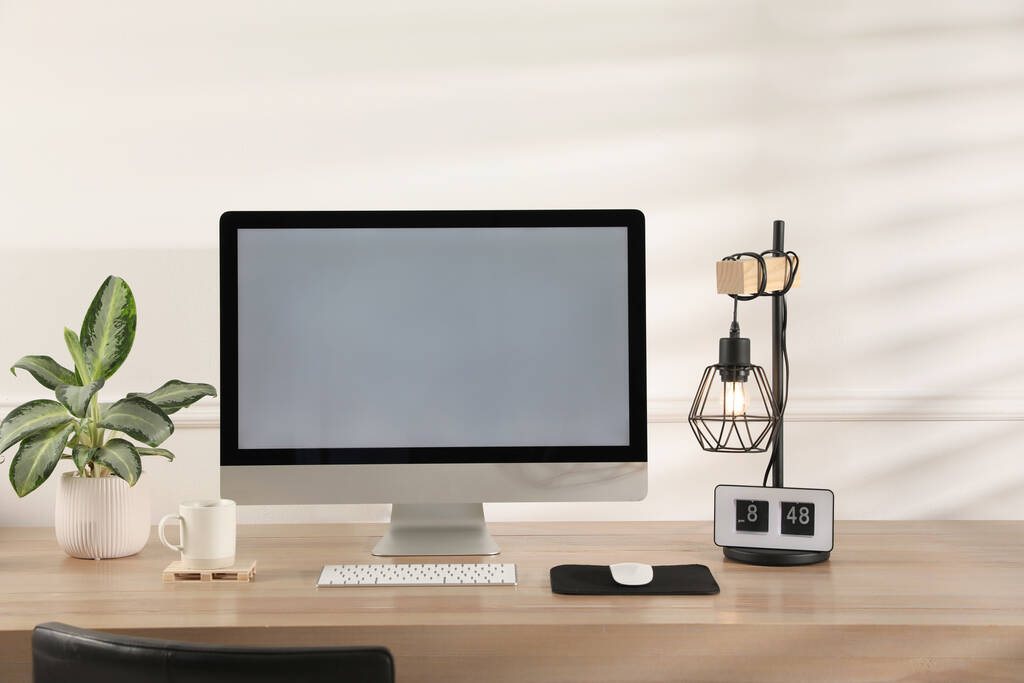 Computador moderno com tela de monitor em branco e periféricos em mesa de madeira dentro de casa - Foto, Imagem