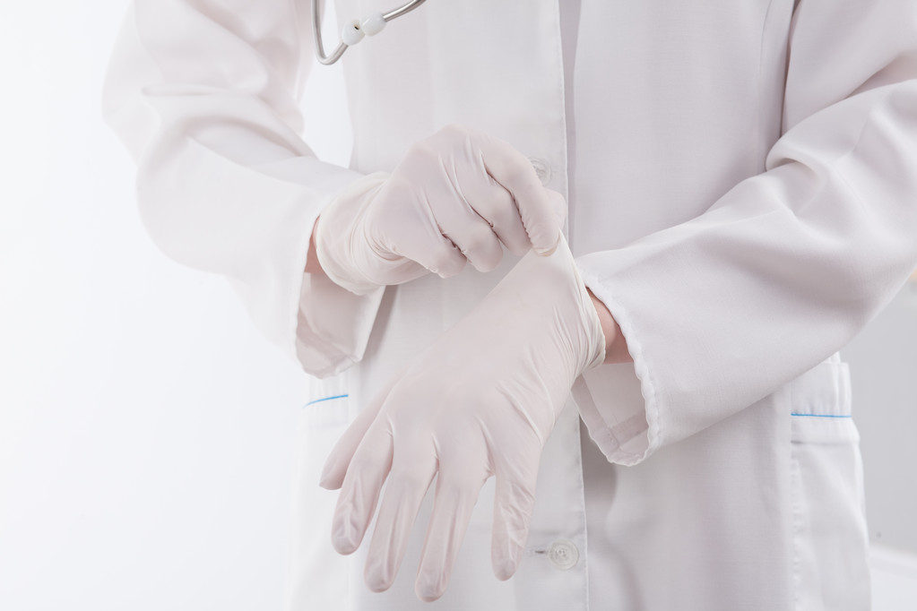 Лікар одягає захисні рукавички
 - Фото, зображення