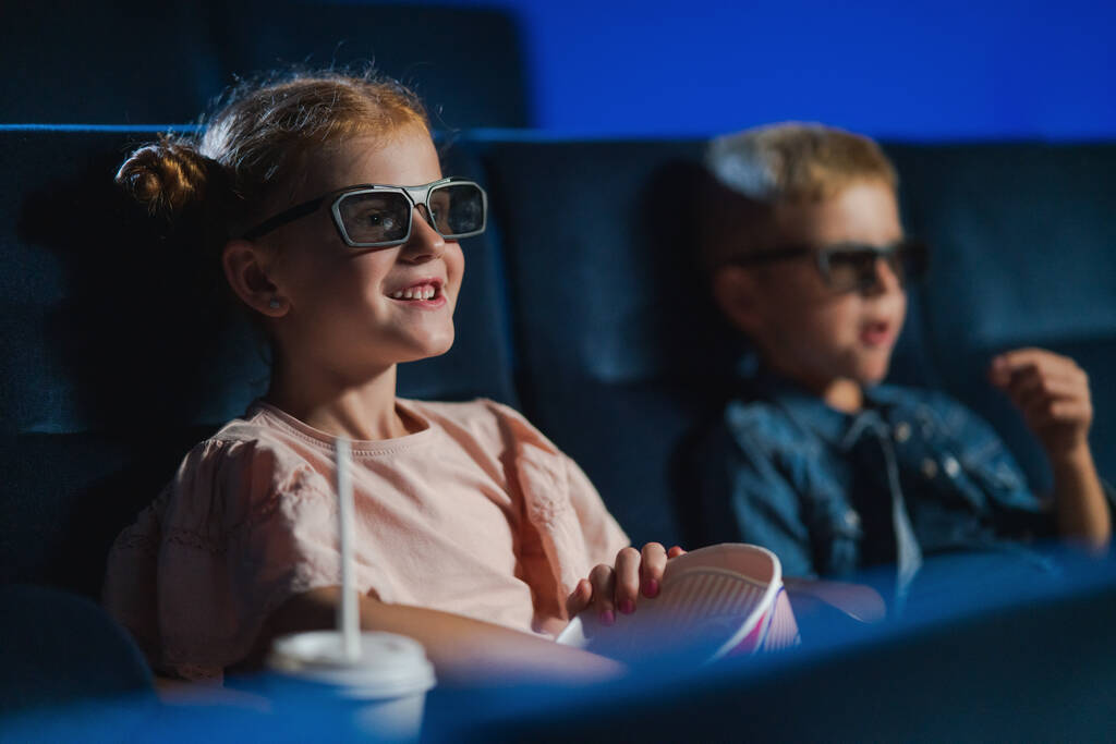 Bambini piccoli con occhiali 3d al cinema, guardando film. - Foto, immagini