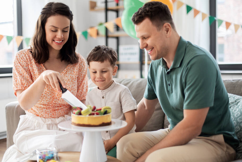 boldog család születésnapi tortával otthon - Fotó, kép