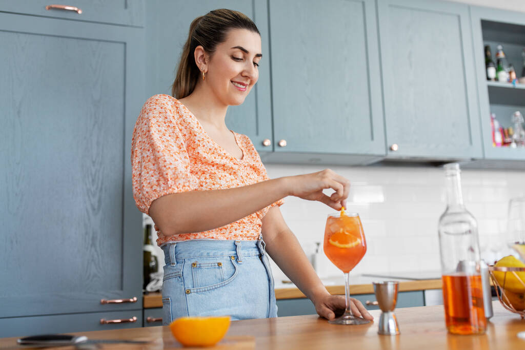 женщина делает коктейльные напитки на домашней кухне - Фото, изображение
