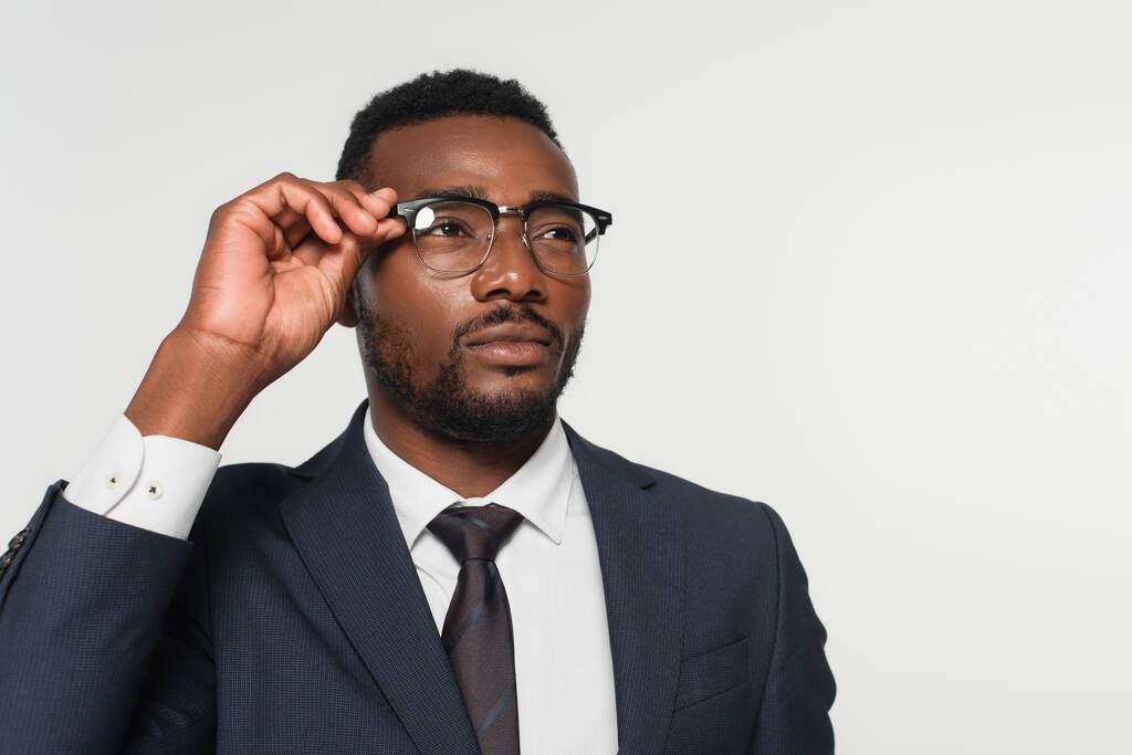 Afrykański Amerykanin regulacja okularów odizolowanych na szary - Zdjęcie, obraz