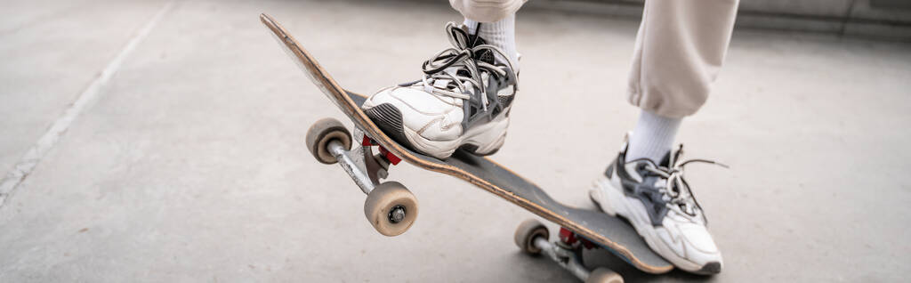 visão parcial do homem em tênis andar de skate, banner - Foto, Imagem