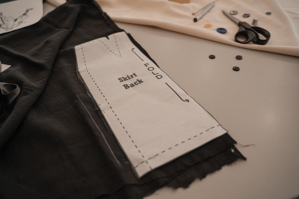 Швейний візерунок на тканині в дизайнерській студії
  - Фото, зображення
