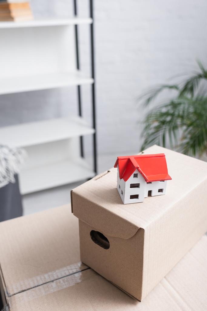 vista de ángulo alto del modelo de casa en paquetes de cartón en nuevo apartamento  - Foto, imagen