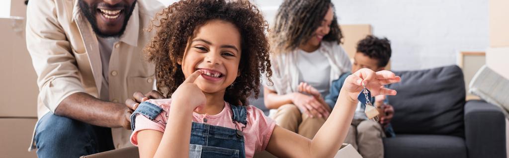 明るいアフリカ系アメリカ人の子供で口の中で歯がないことを示す - 写真・画像