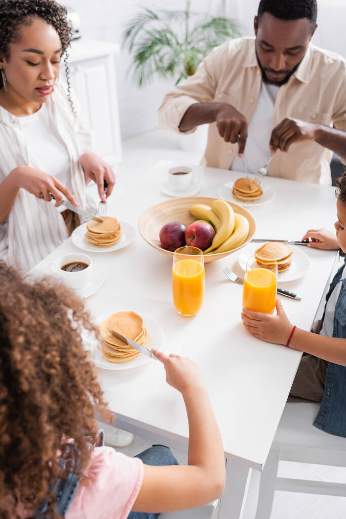 Afrikkalainen amerikkalainen perhe syö pannukakkuja aamiaiseksi - Valokuva, kuva