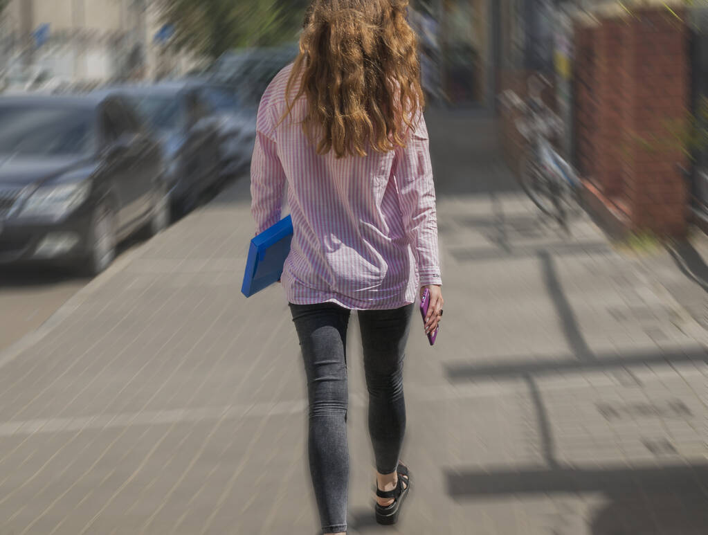 Fiatal üzleti nő az utcán  - Fotó, kép