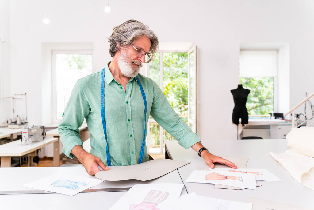 Estilista de roupas criando um novo design para um vestido - Designer de moda trabalhando em uma marca de roupas em uma fábrica têxtil - Foto, Imagem