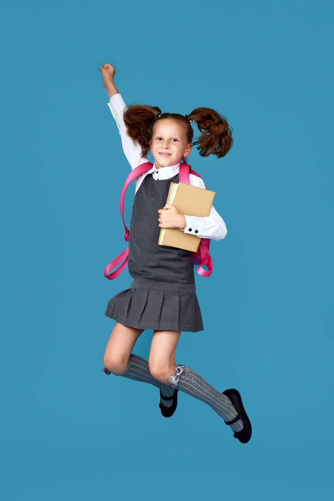 χαριτωμένο ευτυχισμένη μαθήτρια άλμα επάνω με σακίδιο πλάτης - Φωτογραφία, εικόνα